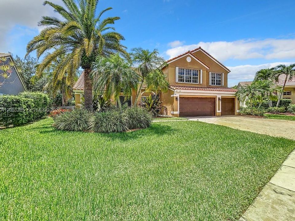 En Venta: $935,000 (5 camas, 3 baños, 3215 Pies cuadrados)