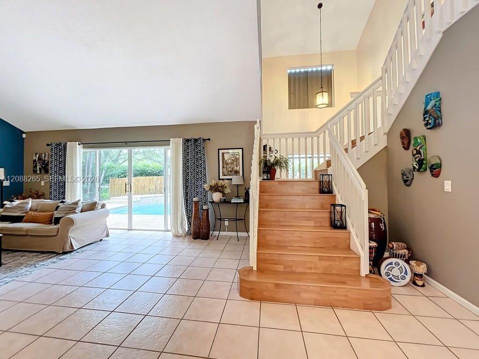 En Venta: $935,000 (5 camas, 3 baños, 3215 Pies cuadrados)