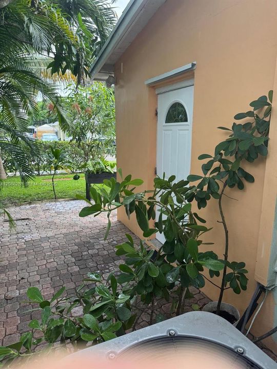For Rent: $1,200 (3 beds, 2 baths, 1383 Square Feet)