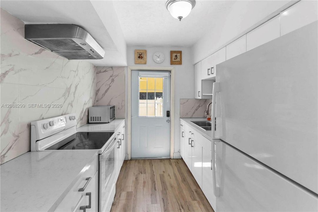 For Rent: $2,950 (2 beds, 1 baths, 1957 Square Feet)
