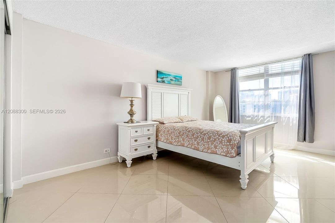 For Rent: $2,650 (2 beds, 2 baths, 975 Square Feet)