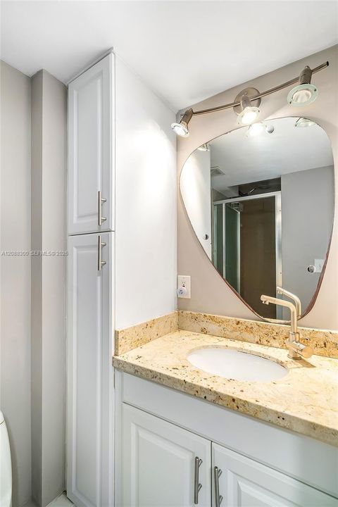 For Rent: $2,650 (2 beds, 2 baths, 975 Square Feet)