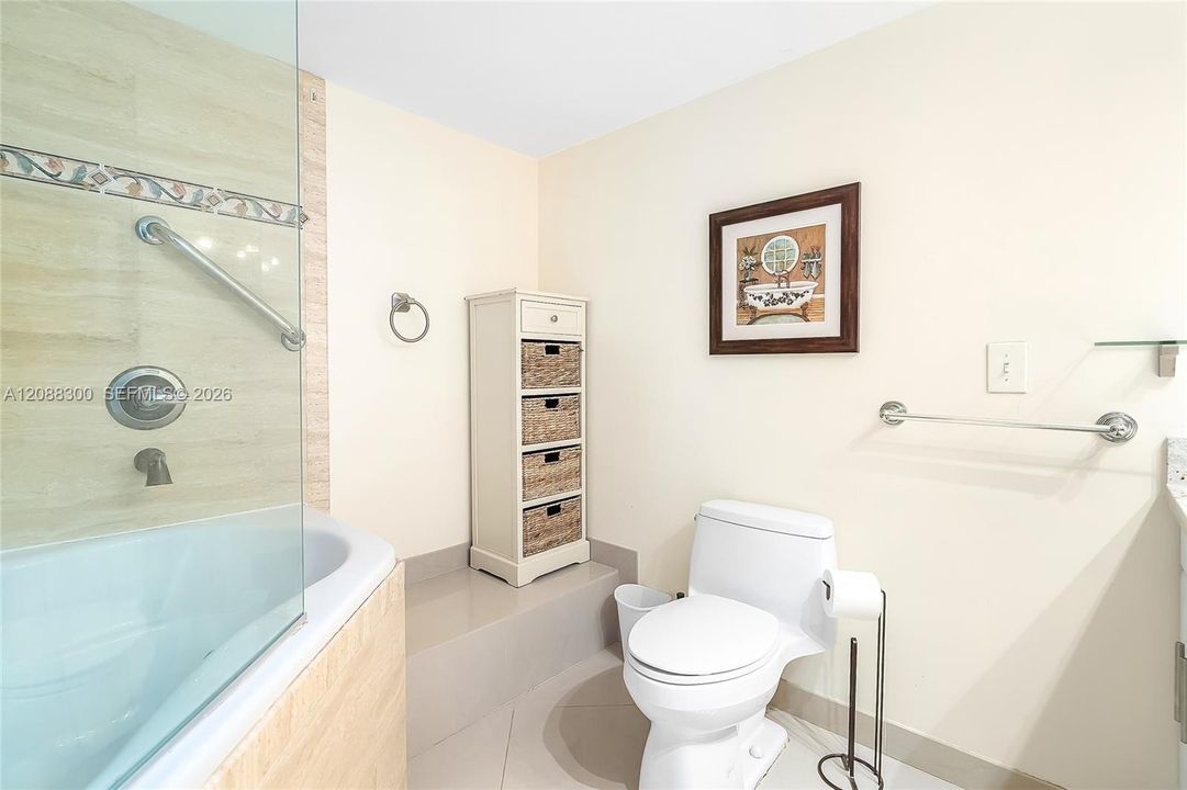 For Rent: $2,650 (2 beds, 2 baths, 975 Square Feet)