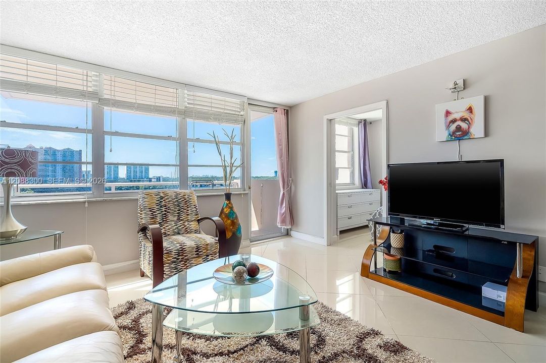 For Rent: $2,650 (2 beds, 2 baths, 975 Square Feet)