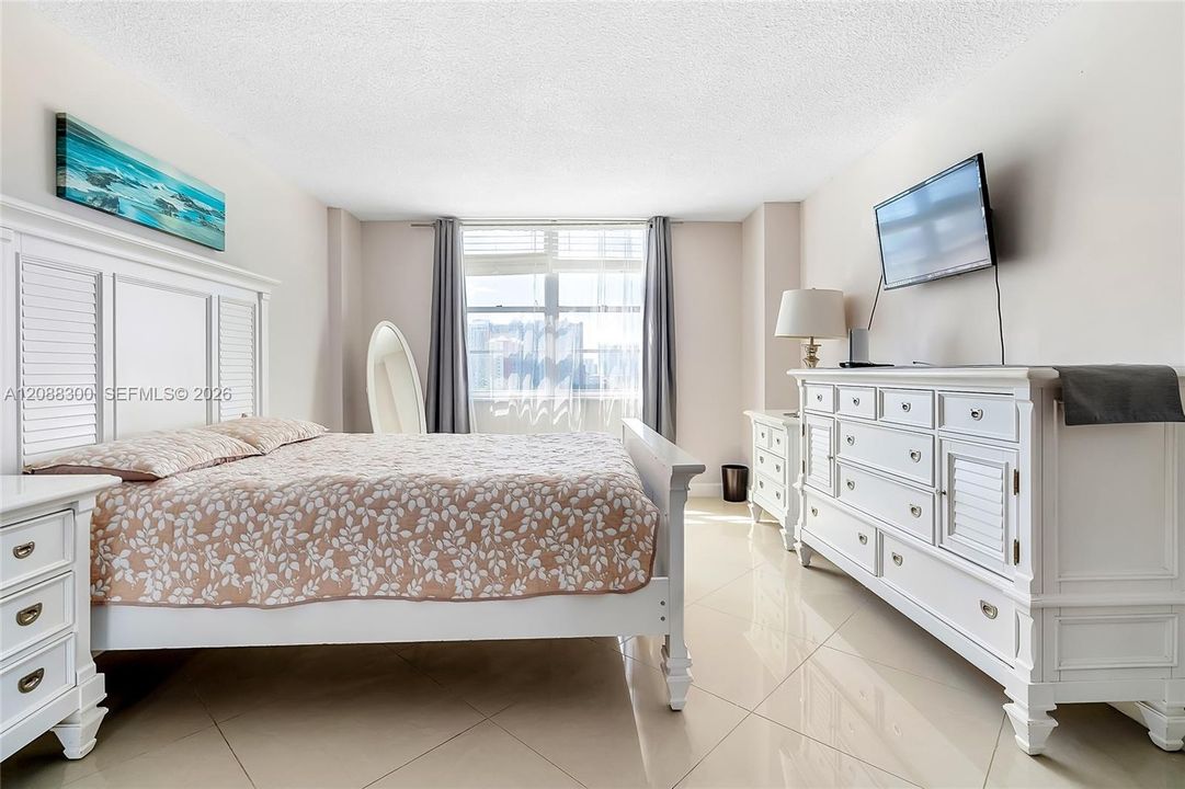 For Rent: $2,650 (2 beds, 2 baths, 975 Square Feet)