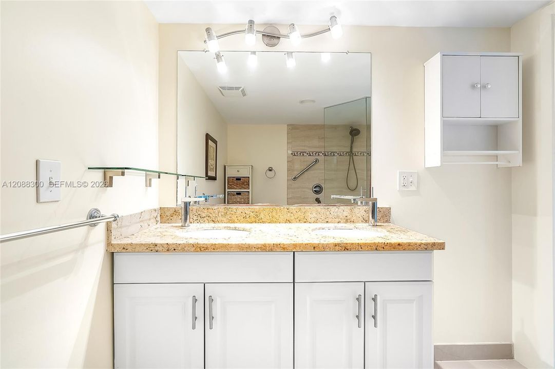 For Rent: $2,650 (2 beds, 2 baths, 975 Square Feet)