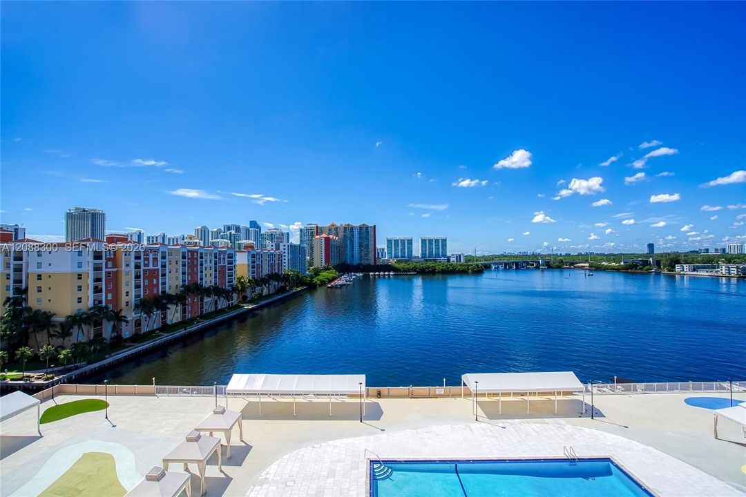 For Rent: $2,650 (2 beds, 2 baths, 975 Square Feet)