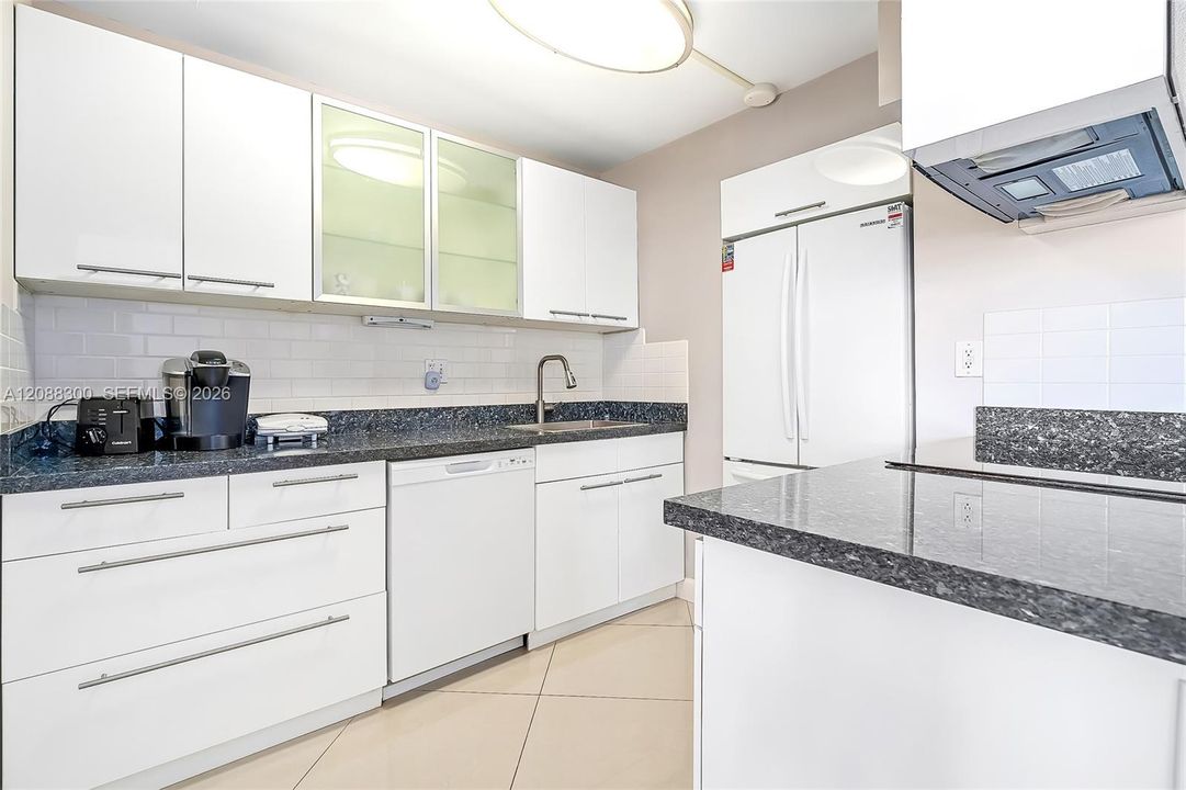 For Rent: $2,650 (2 beds, 2 baths, 975 Square Feet)