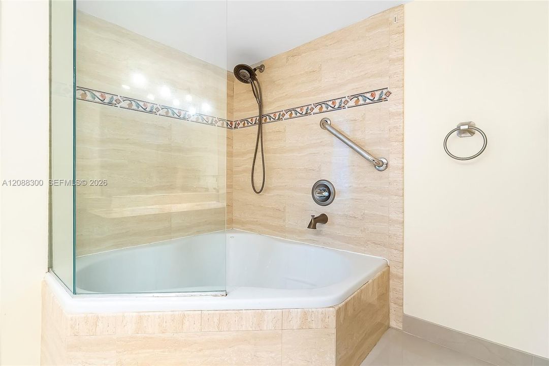 For Rent: $2,650 (2 beds, 2 baths, 975 Square Feet)