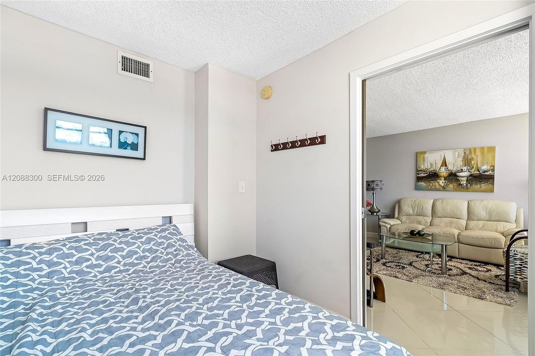 For Rent: $2,650 (2 beds, 2 baths, 975 Square Feet)