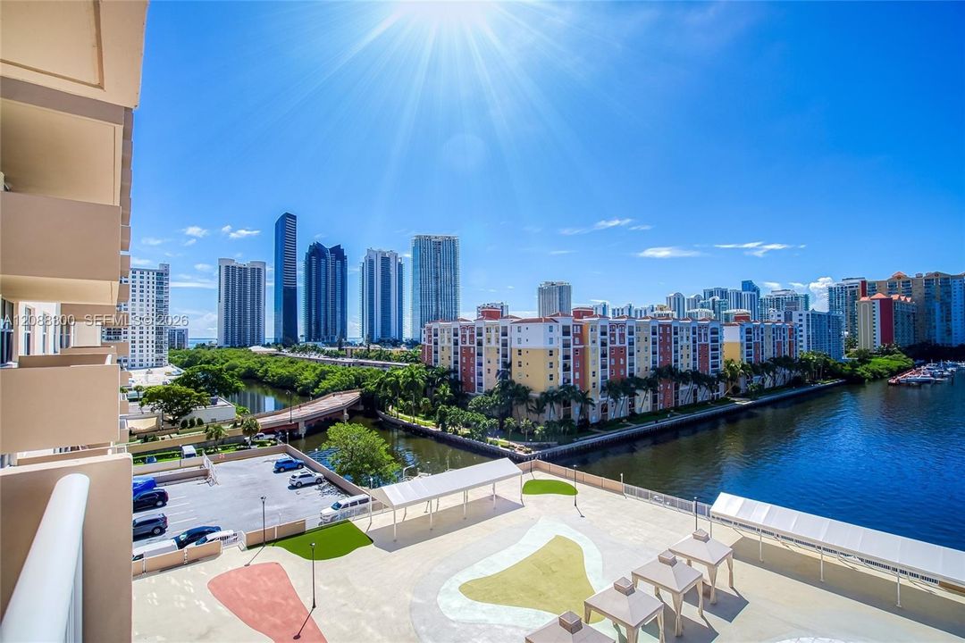 For Rent: $2,650 (2 beds, 2 baths, 975 Square Feet)