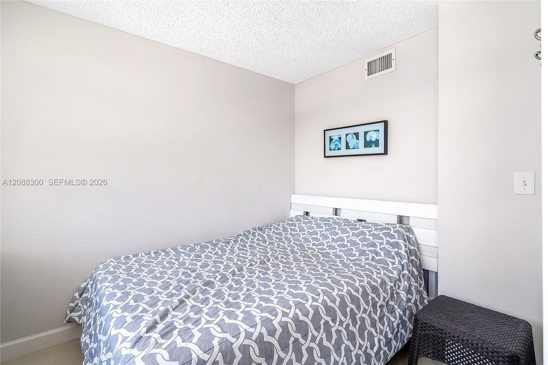 For Rent: $2,650 (2 beds, 2 baths, 975 Square Feet)