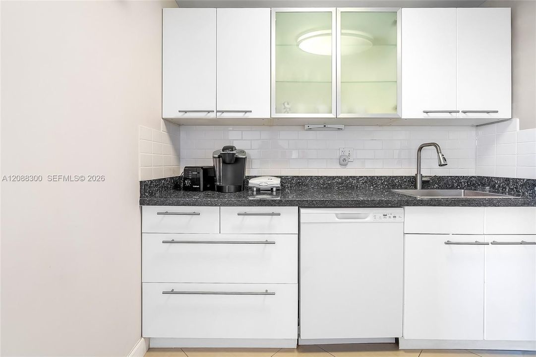 For Rent: $2,650 (2 beds, 2 baths, 975 Square Feet)