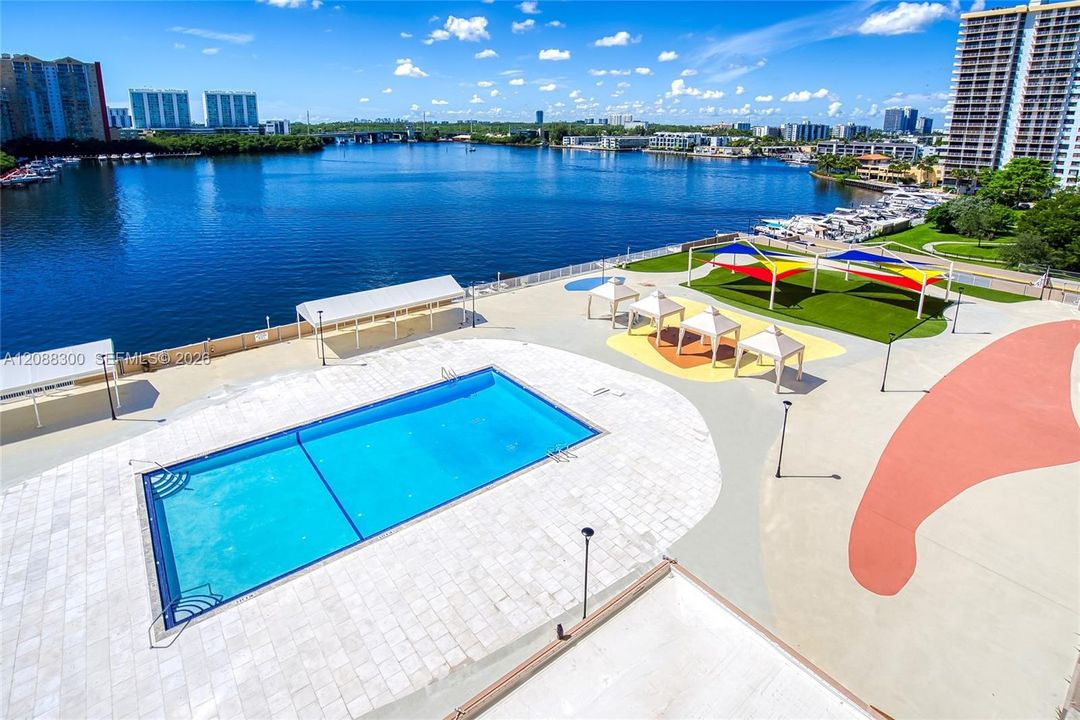 For Rent: $2,650 (2 beds, 2 baths, 975 Square Feet)