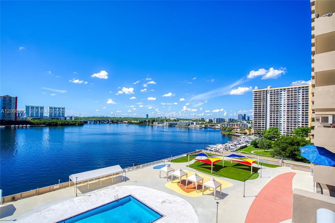 For Rent: $2,650 (2 beds, 2 baths, 975 Square Feet)