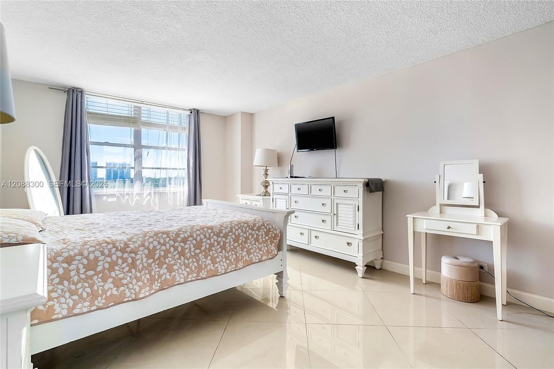 For Rent: $2,650 (2 beds, 2 baths, 975 Square Feet)
