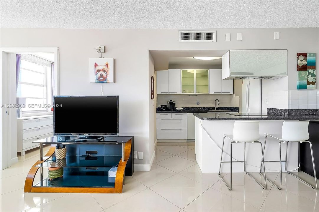 For Rent: $2,650 (2 beds, 2 baths, 975 Square Feet)