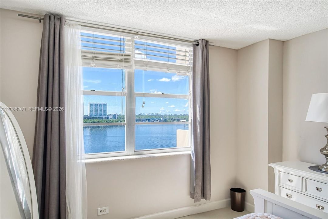 For Rent: $2,650 (2 beds, 2 baths, 975 Square Feet)