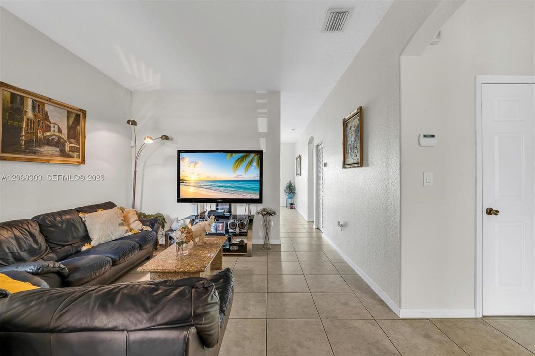For Sale: $370,000 (3 beds, 2 baths, 1216 Square Feet)