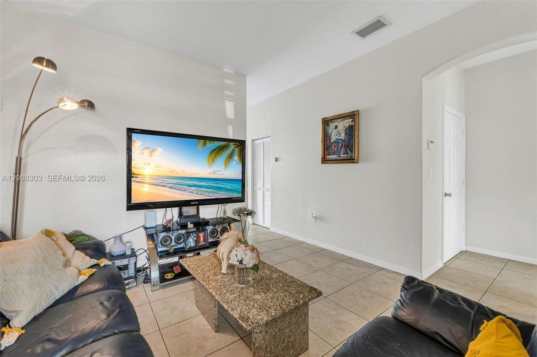 For Sale: $370,000 (3 beds, 2 baths, 1216 Square Feet)
