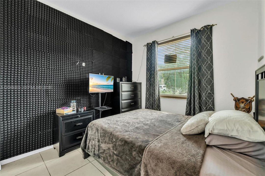 For Sale: $370,000 (3 beds, 2 baths, 1216 Square Feet)