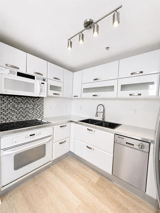 For Rent: $3,700 (2 beds, 2 baths, 1165 Square Feet)