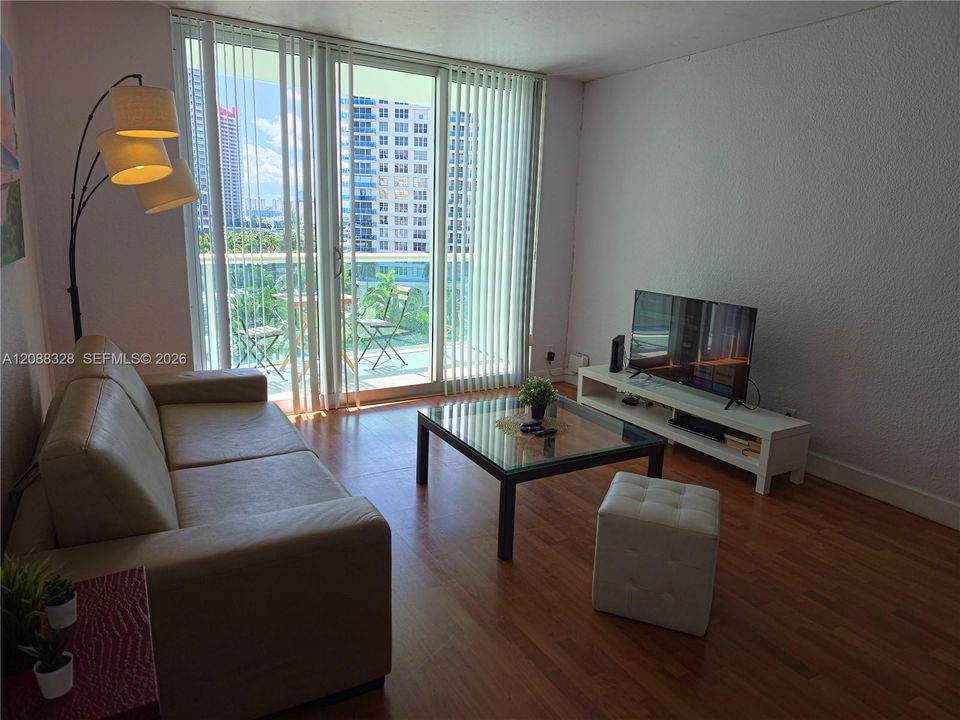 En Venta: $390,000 (1 camas, 1 baños, 812 Pies cuadrados)