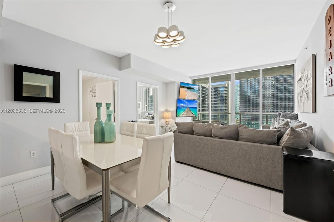 En Venta: $497,000 (2 camas, 2 baños, 940 Pies cuadrados)