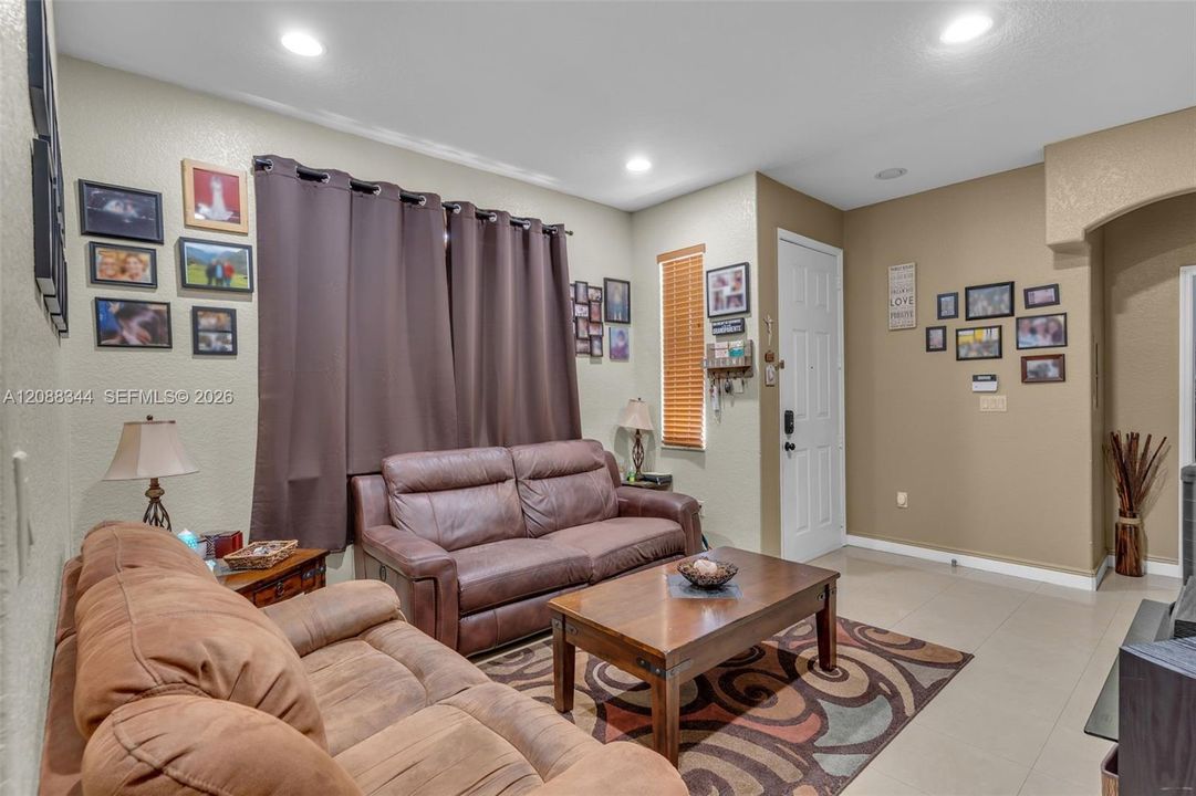 For Sale: $355,000 (3 beds, 2 baths, 1250 Square Feet)