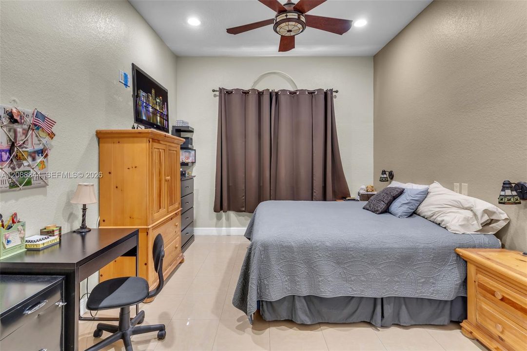 For Sale: $355,000 (3 beds, 2 baths, 1250 Square Feet)