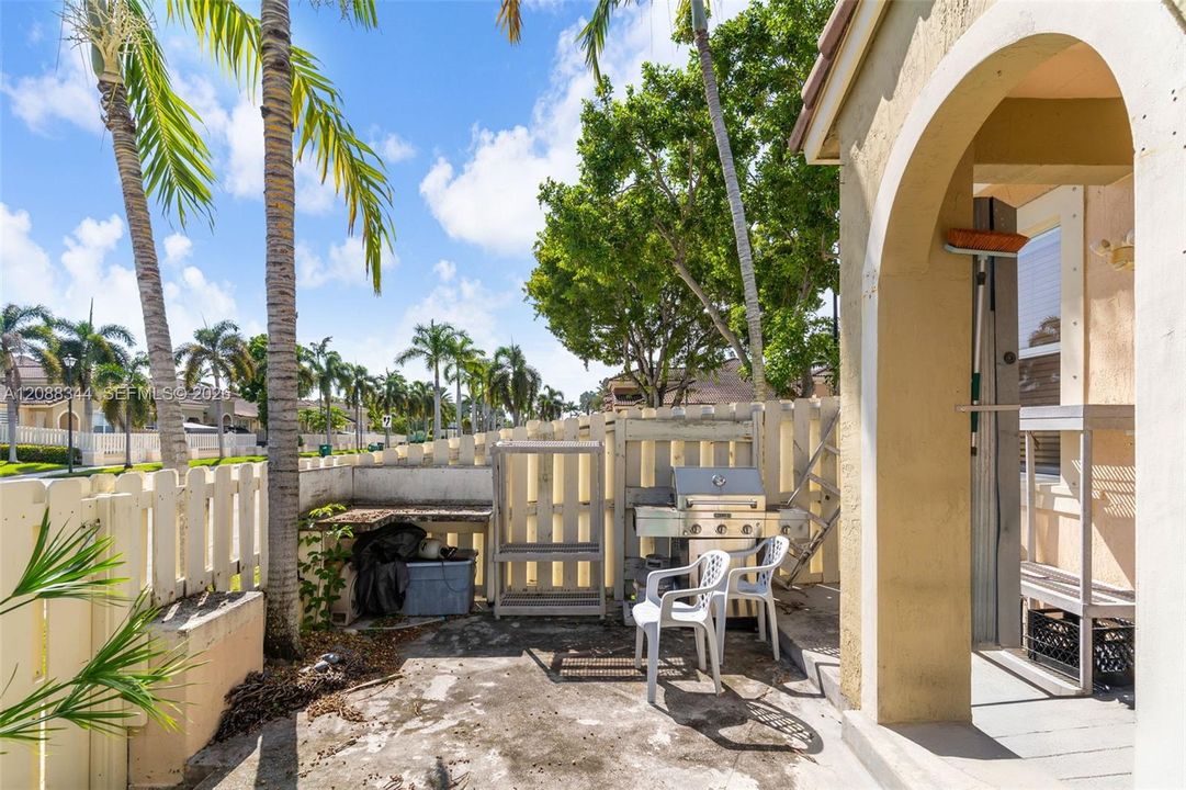 For Sale: $355,000 (3 beds, 2 baths, 1250 Square Feet)