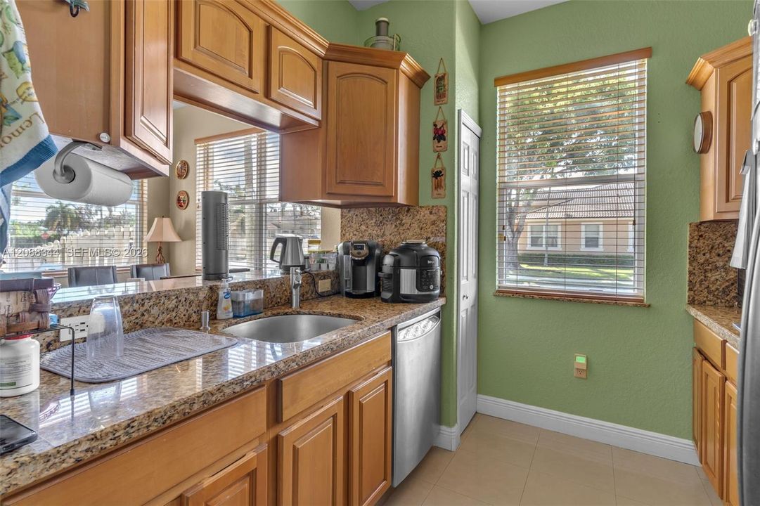For Sale: $355,000 (3 beds, 2 baths, 1250 Square Feet)