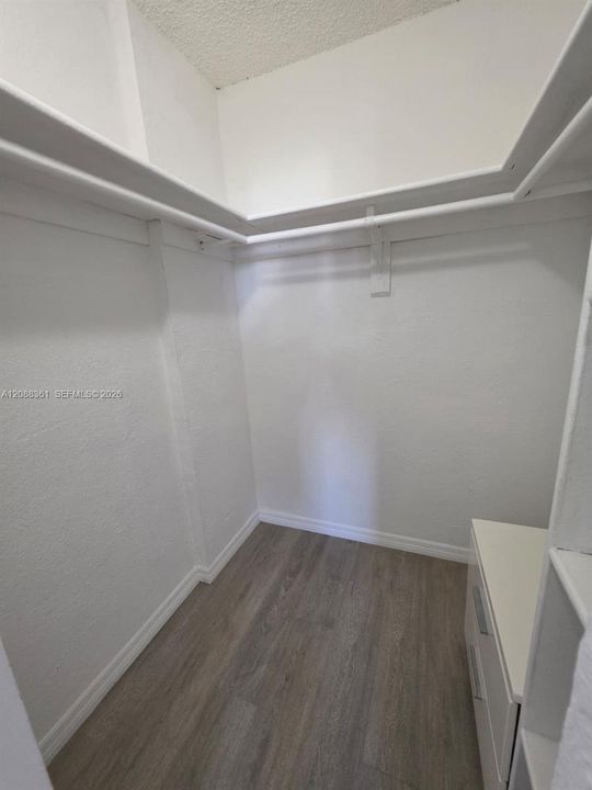 For Sale: $184,900 (1 beds, 1 baths, 598 Square Feet)