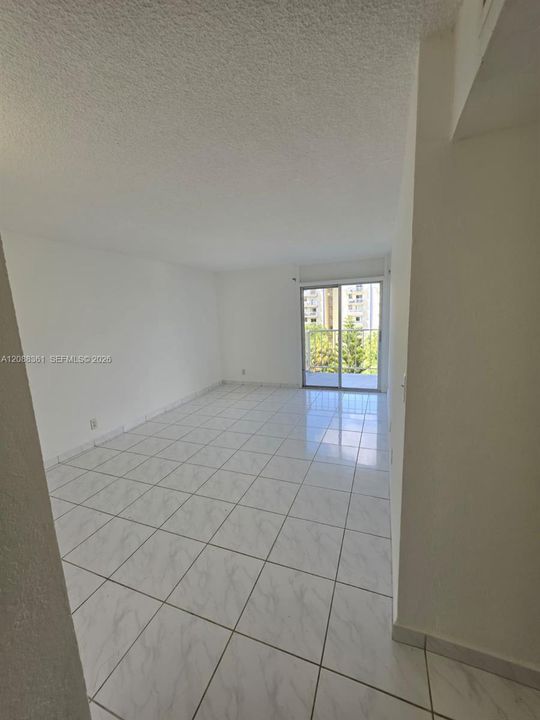 For Sale: $184,900 (1 beds, 1 baths, 598 Square Feet)