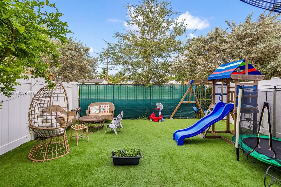 For Rent: $3,700 (3 beds, 2 baths, 1595 Square Feet)