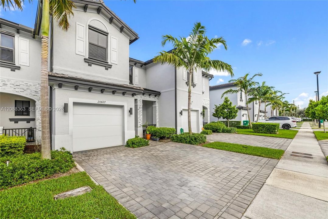 For Rent: $3,700 (3 beds, 2 baths, 1595 Square Feet)