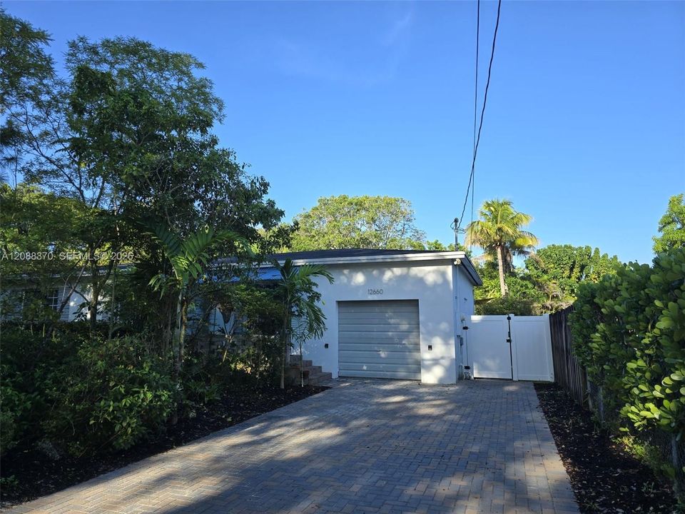 For Sale: $625,000 (2 beds, 1 baths, 1159 Square Feet)