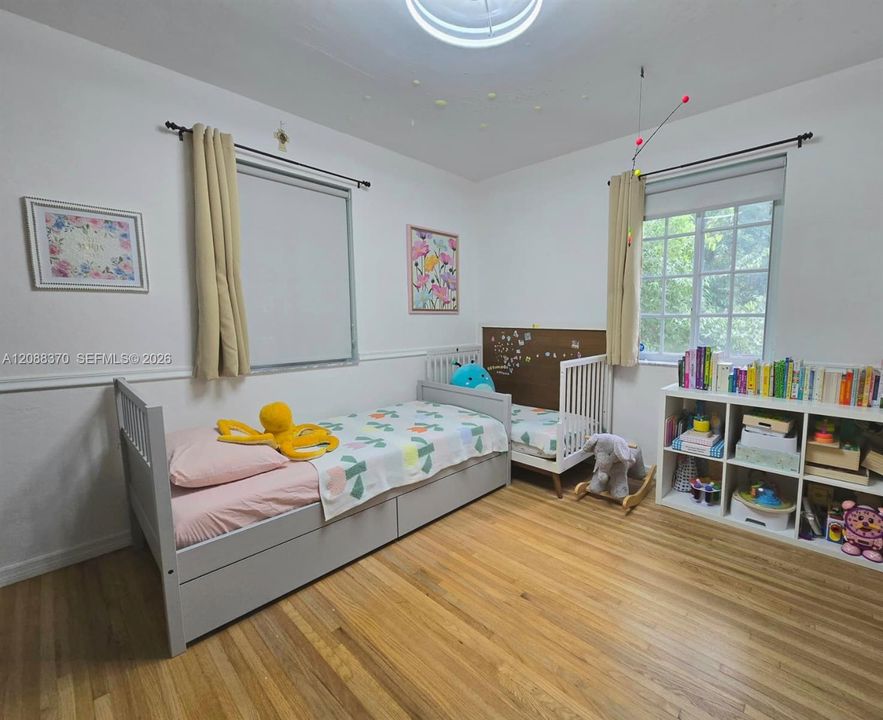 For Sale: $625,000 (2 beds, 1 baths, 1159 Square Feet)
