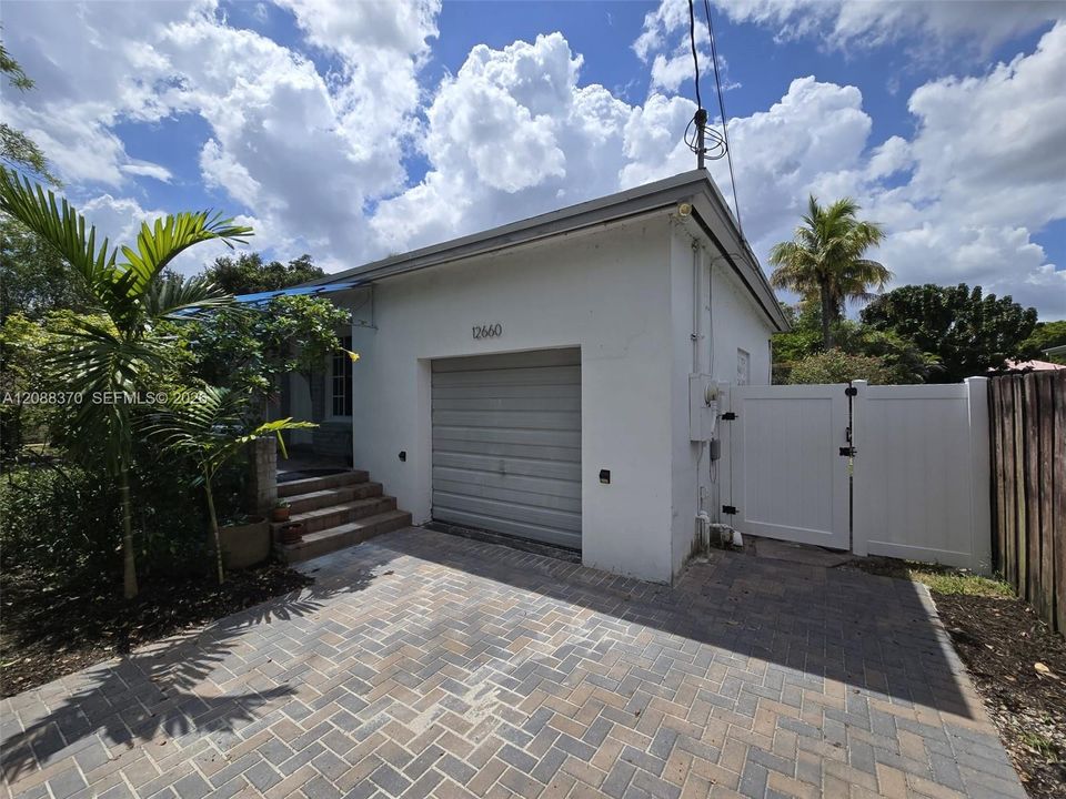 For Sale: $625,000 (2 beds, 1 baths, 1159 Square Feet)
