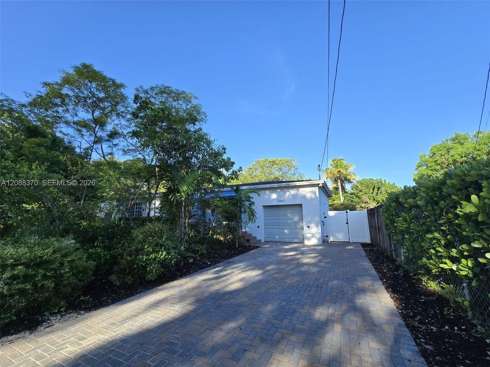 For Sale: $625,000 (2 beds, 1 baths, 1159 Square Feet)