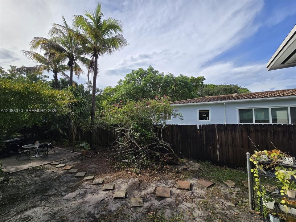 For Sale: $625,000 (2 beds, 1 baths, 1159 Square Feet)