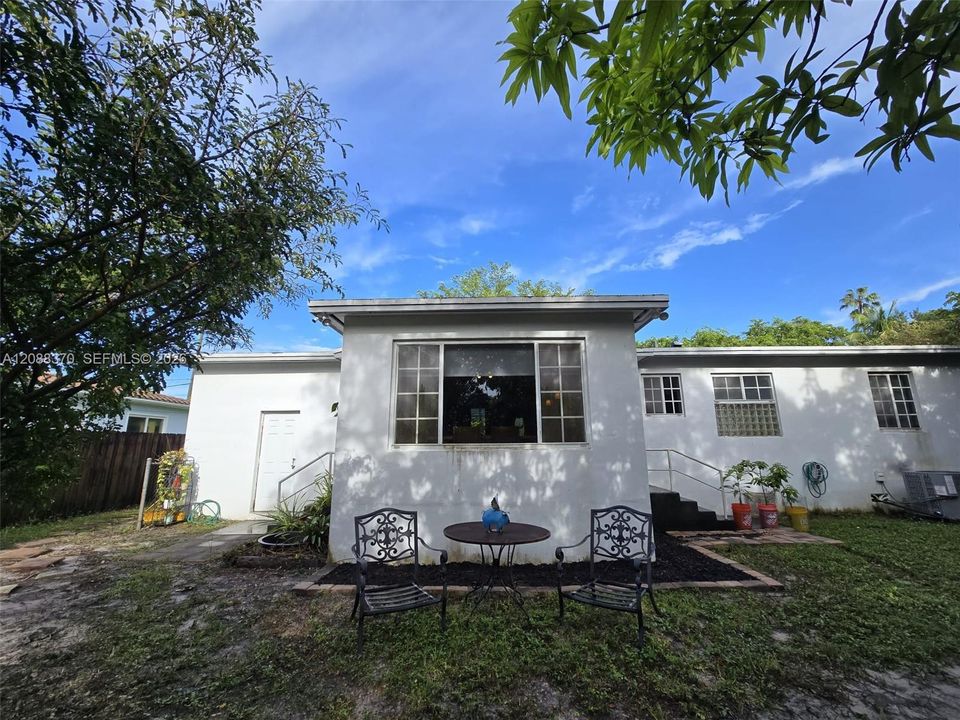 For Sale: $625,000 (2 beds, 1 baths, 1159 Square Feet)