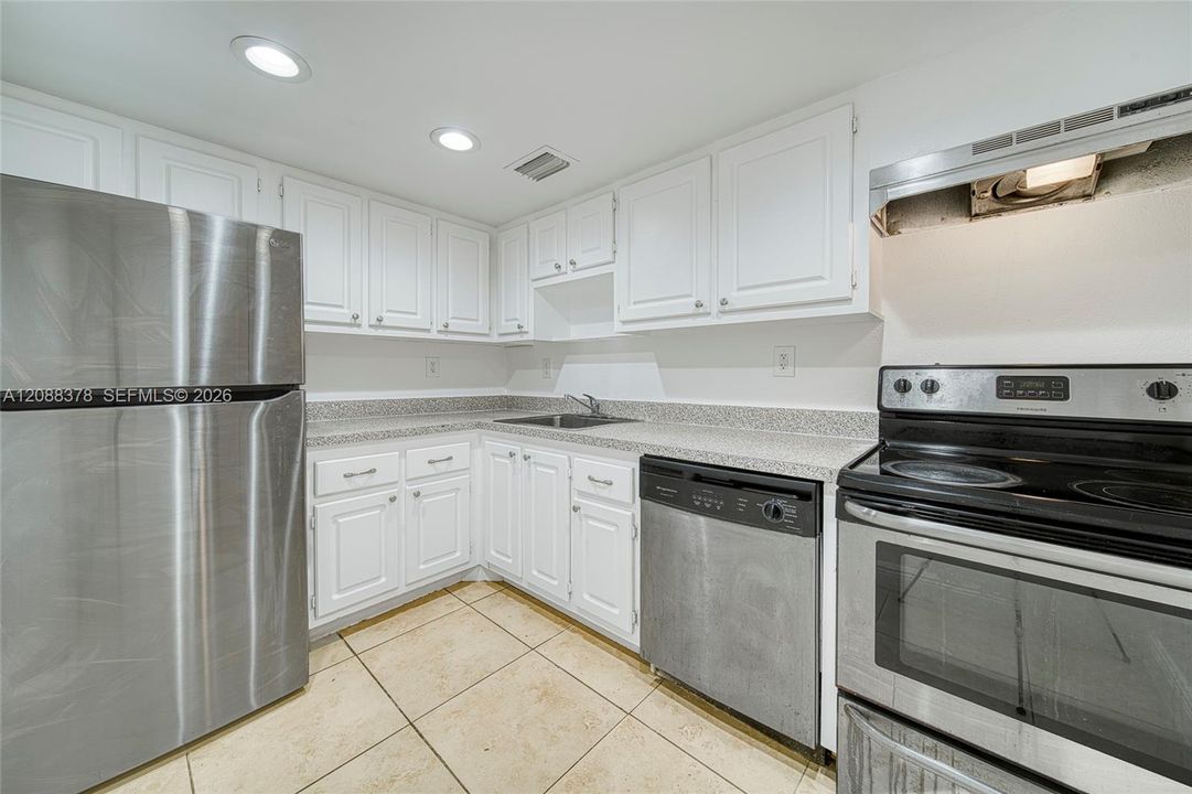 For Sale: $199,000 (1 beds, 1 baths, 673 Square Feet)