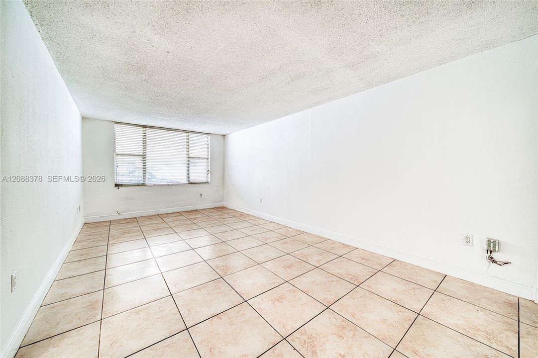 For Sale: $199,000 (1 beds, 1 baths, 673 Square Feet)