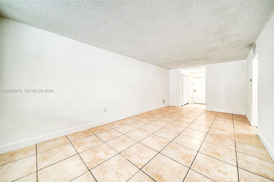 For Sale: $199,000 (1 beds, 1 baths, 673 Square Feet)