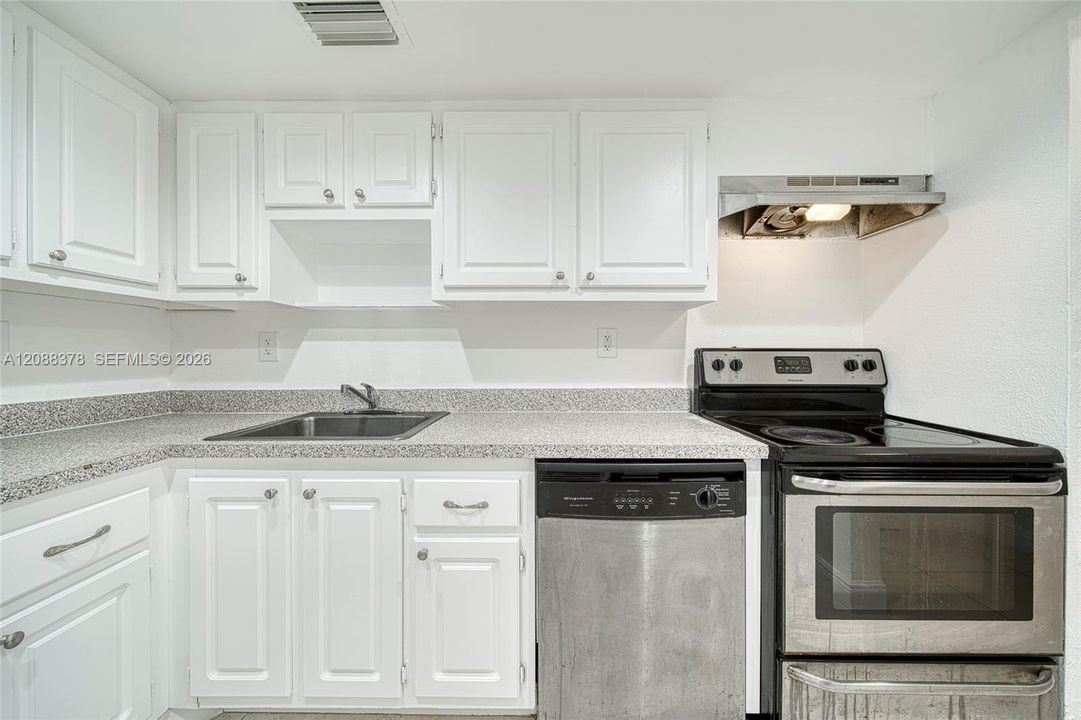 For Sale: $199,000 (1 beds, 1 baths, 673 Square Feet)