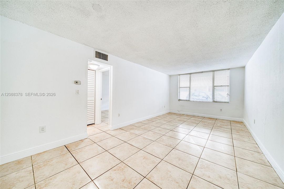For Sale: $199,000 (1 beds, 1 baths, 673 Square Feet)