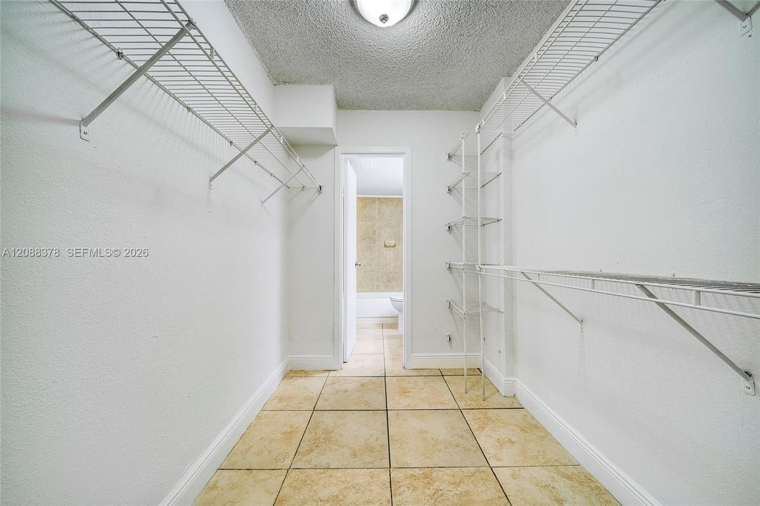 For Sale: $199,000 (1 beds, 1 baths, 673 Square Feet)