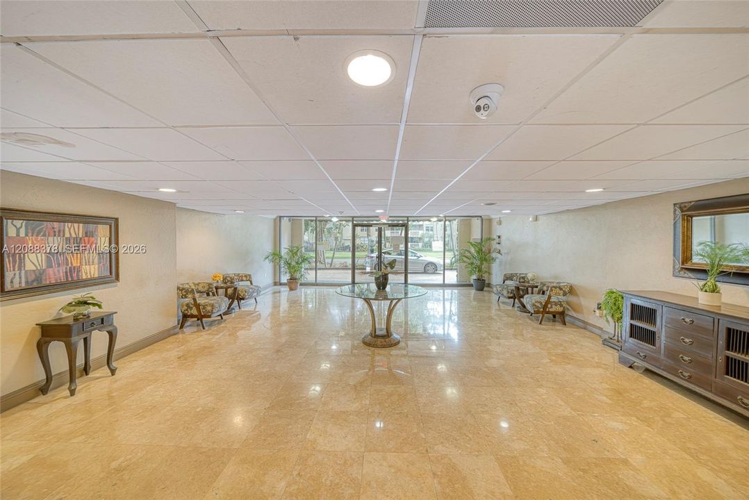 For Sale: $199,000 (1 beds, 1 baths, 673 Square Feet)