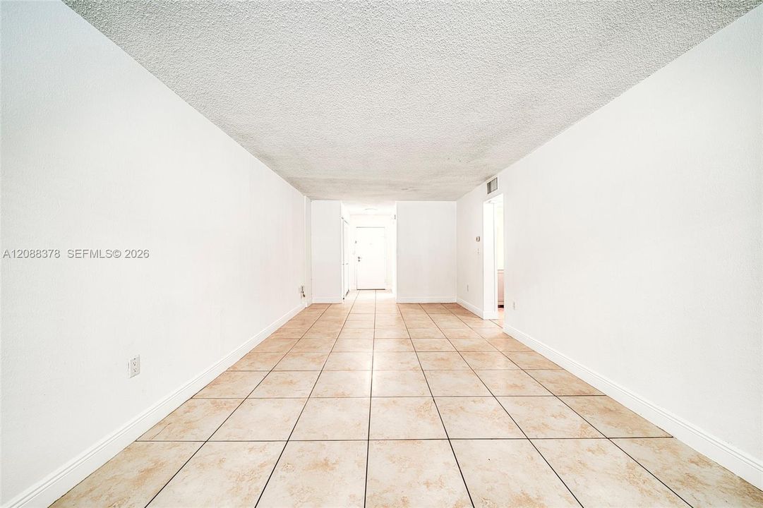 For Sale: $199,000 (1 beds, 1 baths, 673 Square Feet)